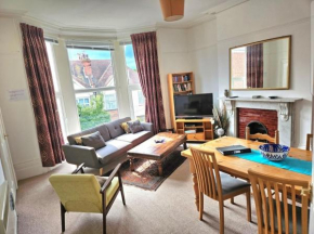 Bright, character 3 bed Apartment: 7 mins walk to sea